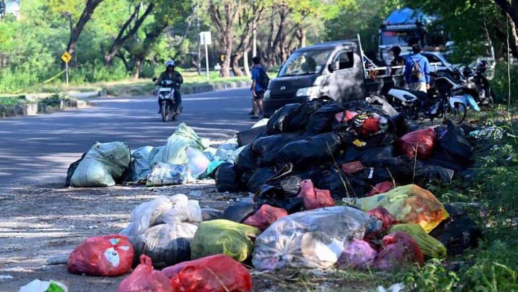 Tumpukan Sampah Terlihat Di Jalanan Denpasar Pulau Wisata Bali Indonesia Pada 24 April 2026 1777621285277 169 1024x577